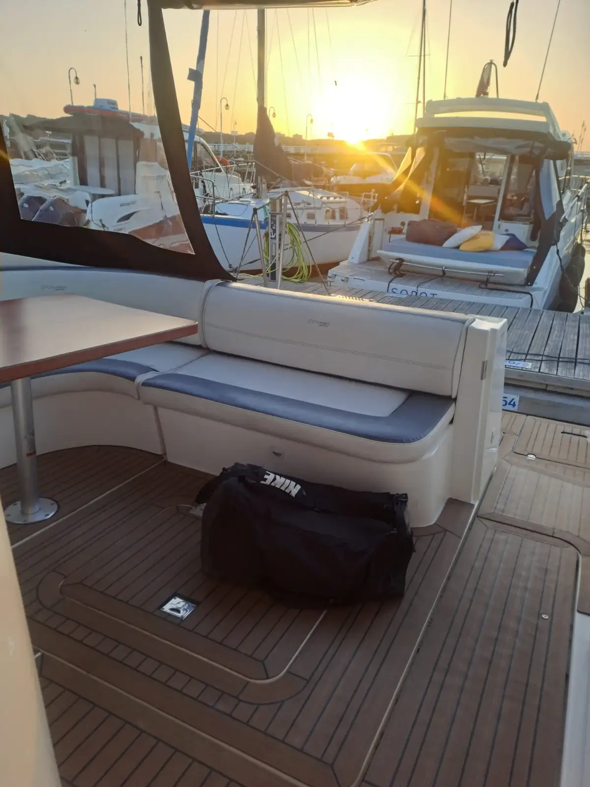 Dziób jachtu Cruisers Yachts 390 z widokiem na spokojną taflę Mariny Sopot na końcu molo — apartament na wodzie Sopot