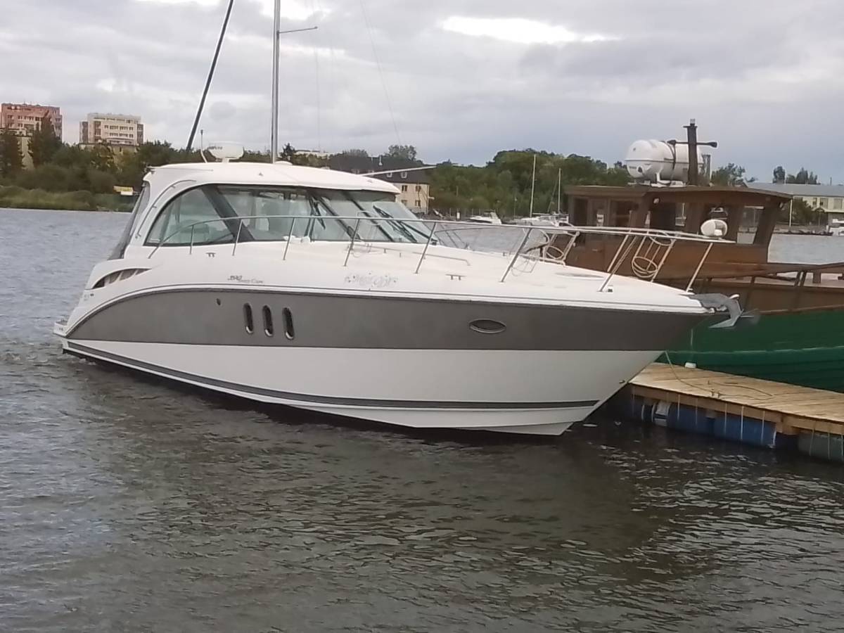 Jacht Cruisers Yachts 390 zacumowany przy molo w Sopocie — jacht na wynajem Sopot