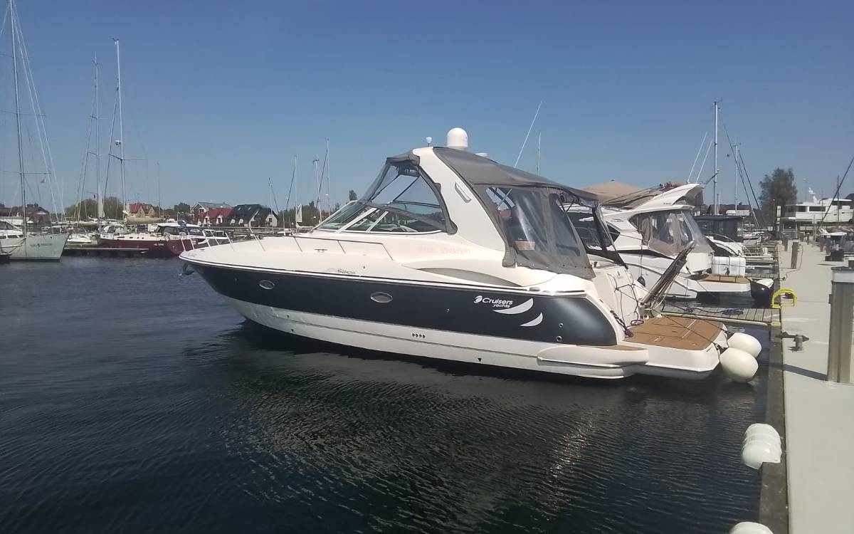Jacht Cruisers Yachts 390 w Marinie Sopot — luksusowy nocleg na jachcie Sopot Molo