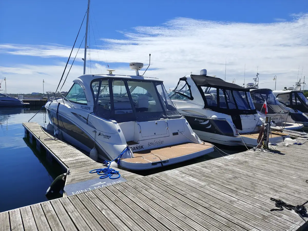 Jacht Cruisers Yachts 390 przy pomoście Mariny Sopot pod błękitnym niebem — luksusowy nocleg na jachcie Marina Sopot, koniec molo