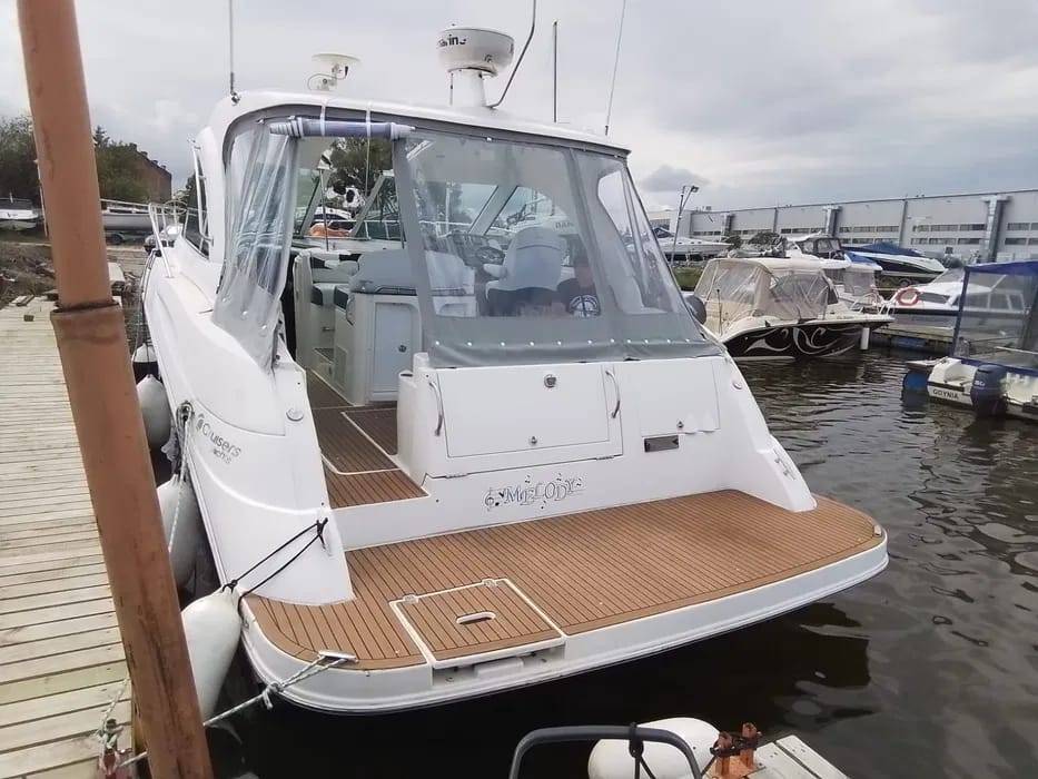 Rufa i platforma kąpielowa jachtu Cruisers Yachts 390 — jacht na wynajem Sopot