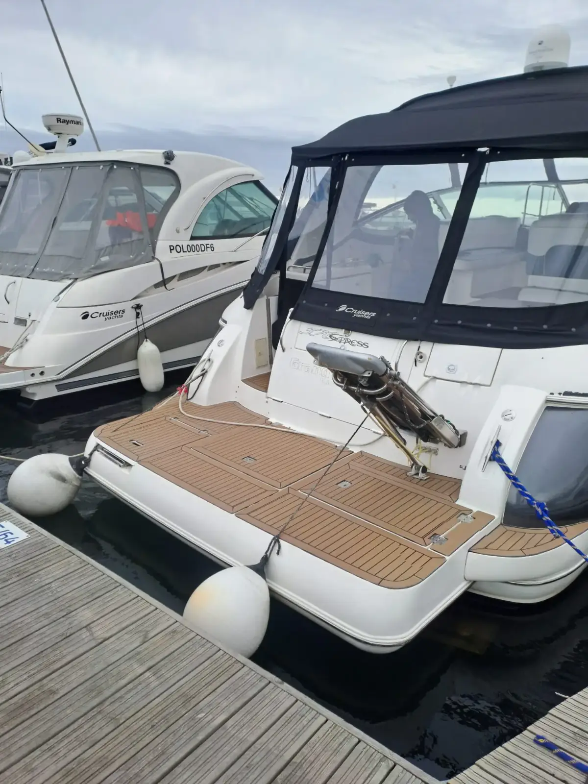 Rufa z tarasem kąpielowym — Cruisers Yachts 390, Marina Sopot Rufa jachtu Cruisers Yachts 390 z teakowym tarasem kąpielowym przy pomoście Mariny Sopot — jacht na wynajem Sopot