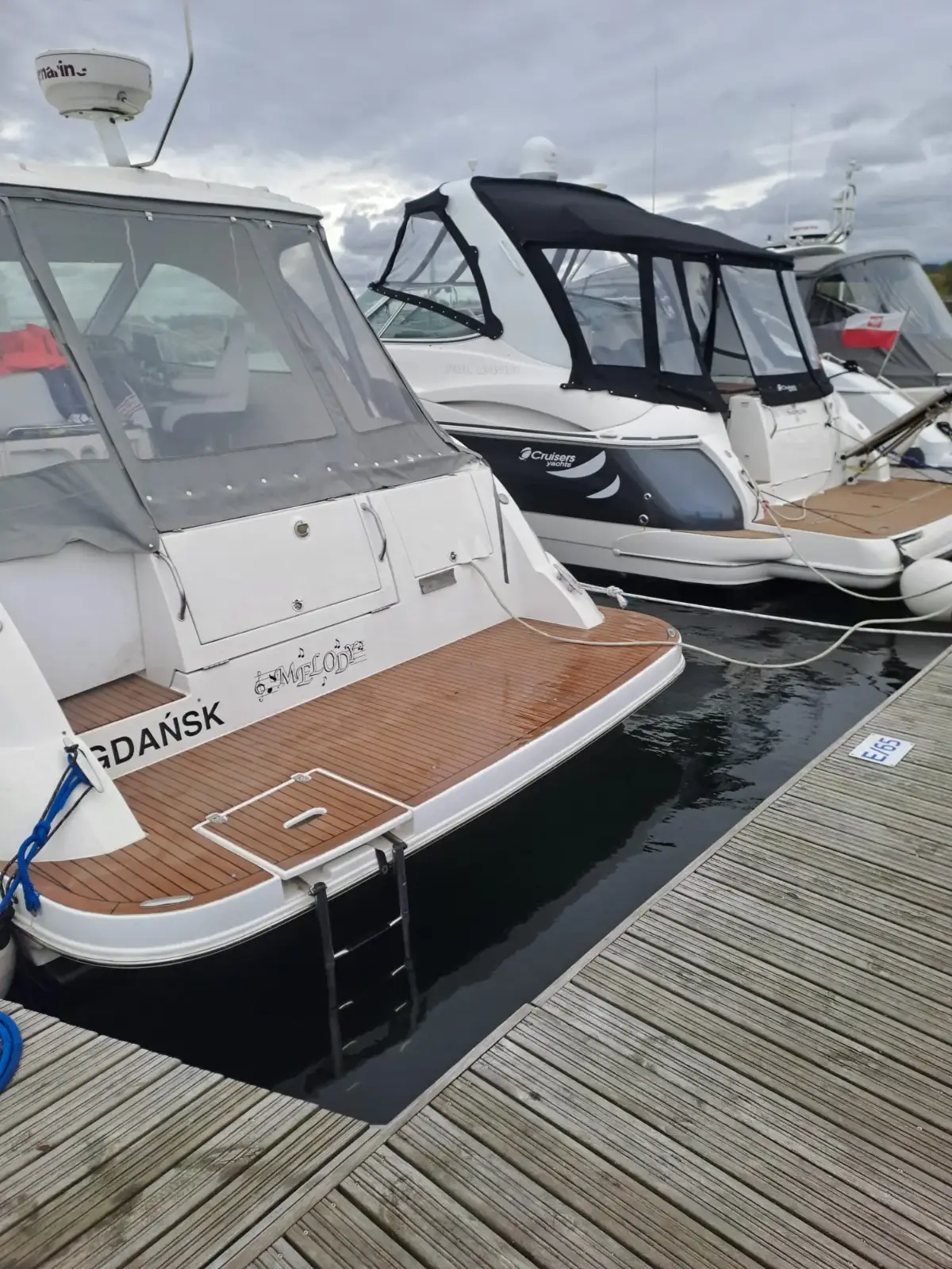 Przystań Mariny Sopot na końcu molo Jachty Cruisers Yachts przy pomoście przystani Mariny Sopot na końcu molo — noclegi Sopot Molo