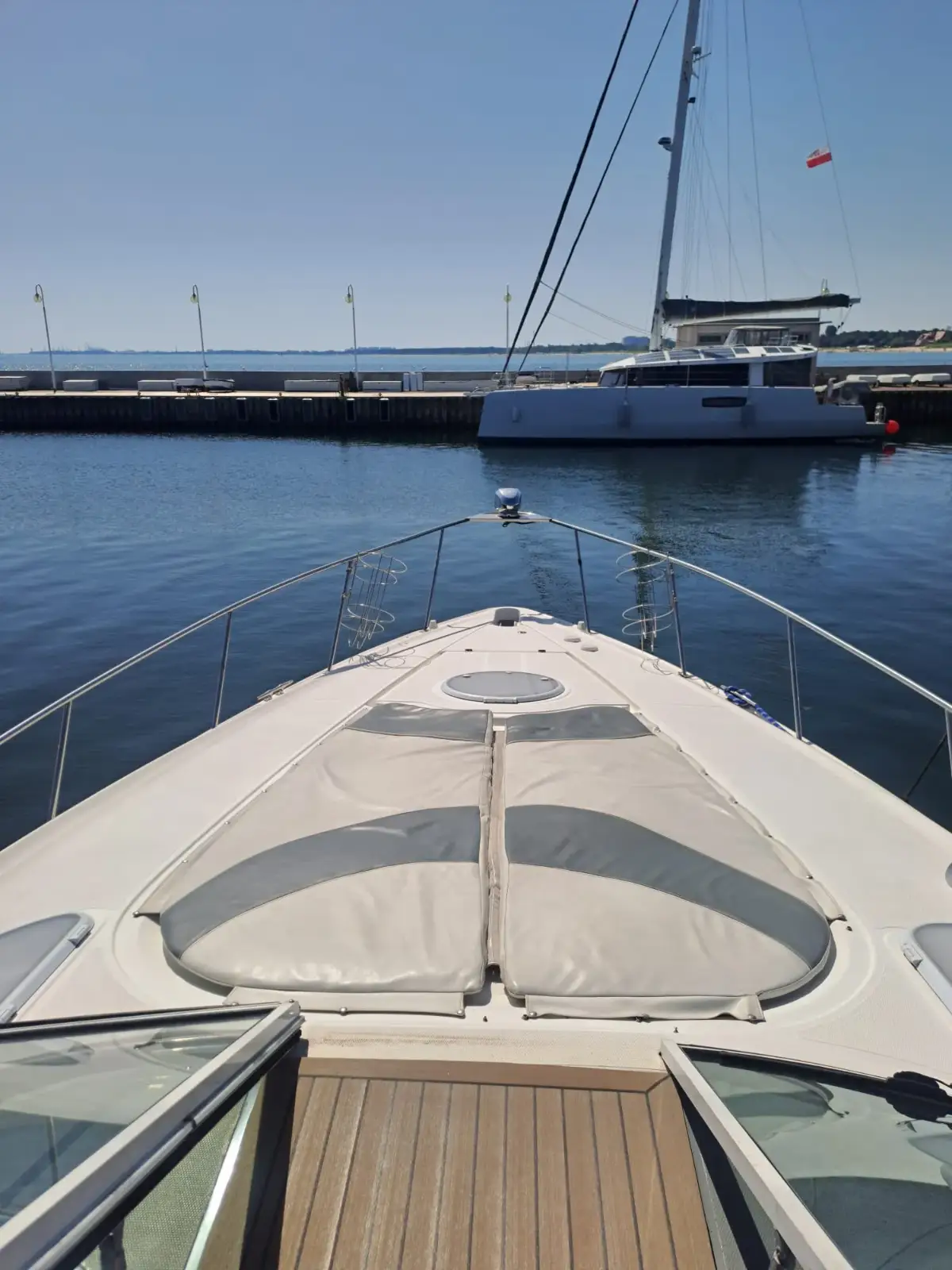 Kokpit jachtu Cruisers Yachts 390 w złotej godzinie przy pomoście Mariny Sopot — nocleg na jachcie Sopot Molo