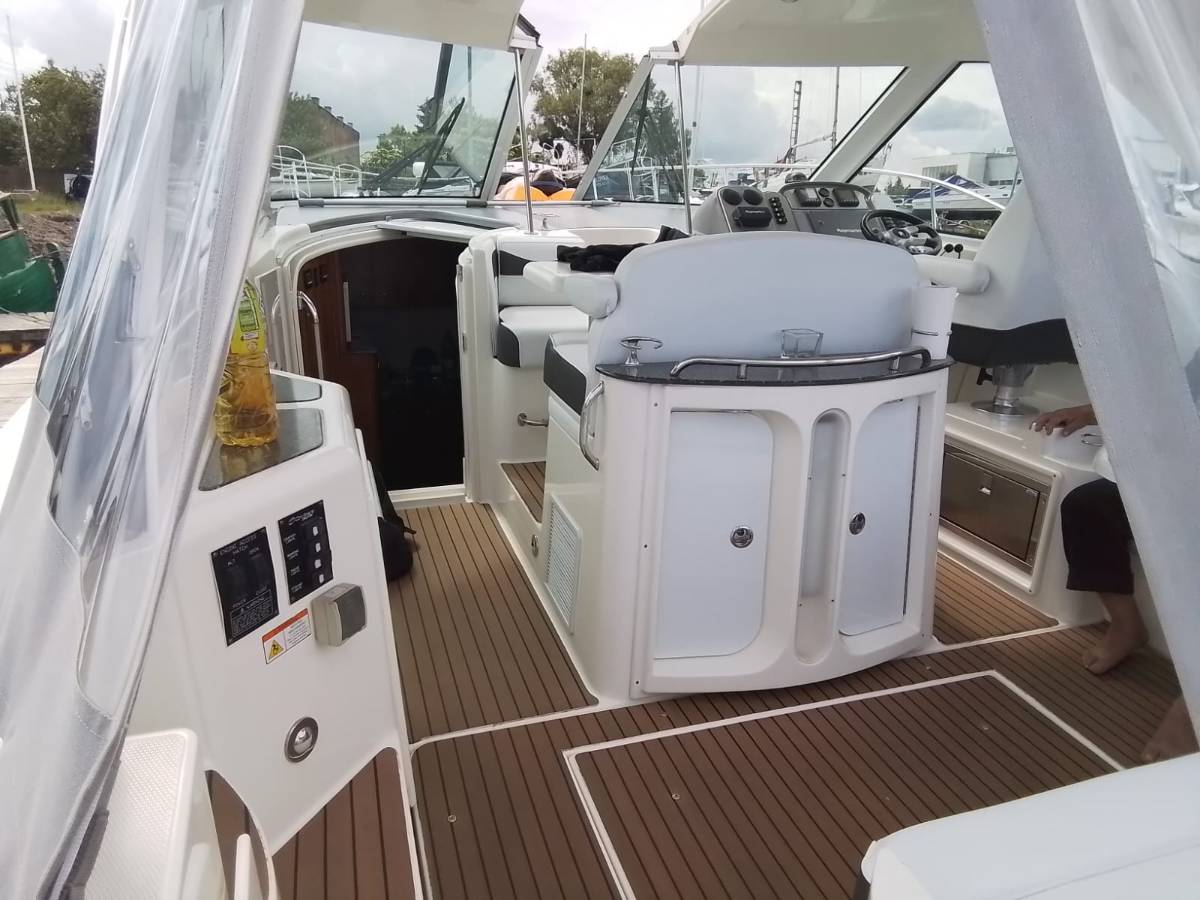 Pokład i kokpit jachtu Cruisers Yachts 390 — noclegi Sopot Molo