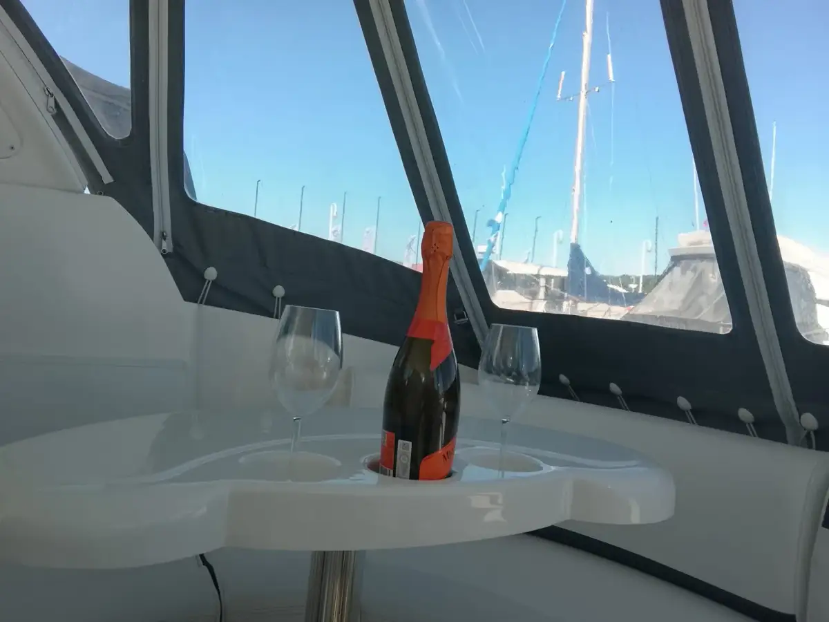 Romantyczny wieczór na jachcie — Marina Sopot Wieczór z lampką wina w kokpicie jachtu o zachodzie słońca — romantyczny nocleg na jachcie Sopot
