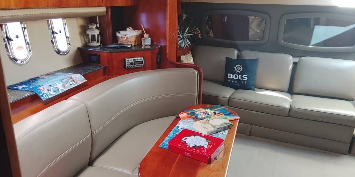 Luksusowy salon na jachcie Cruisers Yachts 390 — apartament na wodzie Sopot