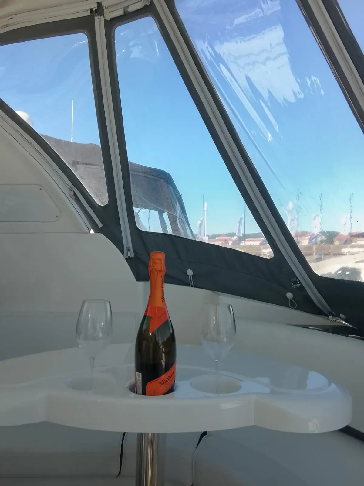 Powitalne prosecco na pokładzie jachtu — Marina Sopot Schłodzone prosecco i dwa kieliszki na pokładzie jachtu z widokiem na Marinę Sopot — romantyczny nocleg na jachcie