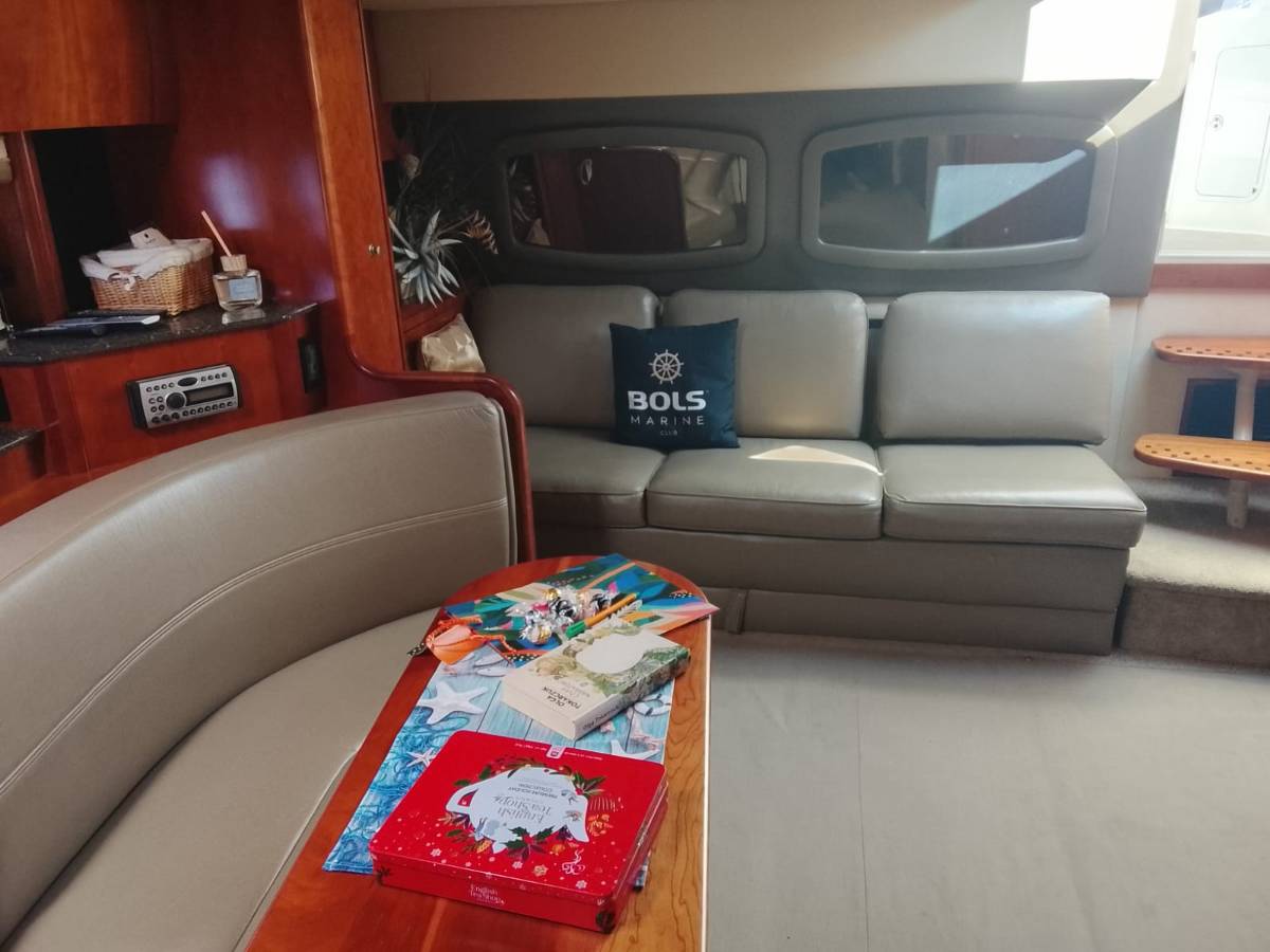Strefa dzienna z miejscem do spania na jachcie — noclegi Sopot Molo