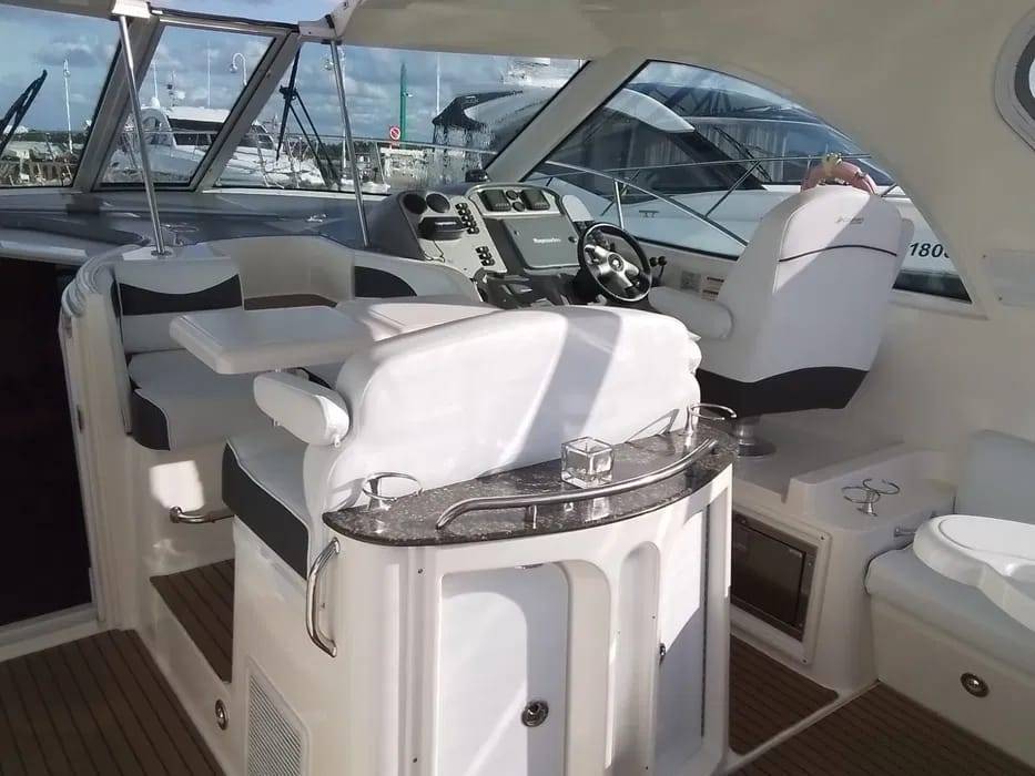Sterówka i fotele kapitańskie jachtu Cruisers Yachts 390 — nocleg na jachcie Sopot