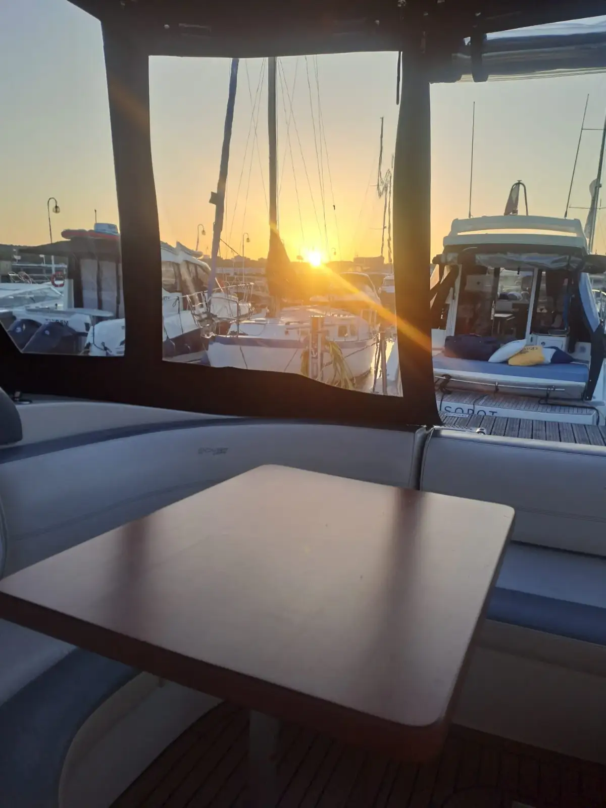 Strefa relaksu z materacami do opalania na dziobie jachtu Cruisers Yachts 390 — wypoczynek na pokładzie, Marina Sopot