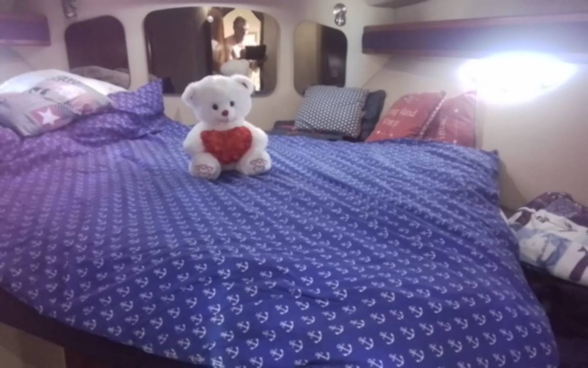 Sypialnia z dużym łożem i marynarską pościelą na jachcie Cruisers Yachts 390 — romantyczny nocleg na jachcie Sopot